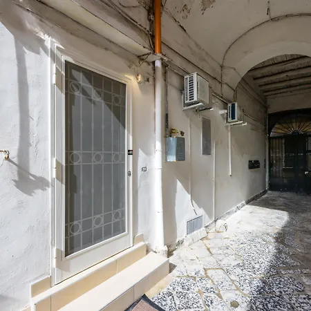 Holiday home La Smorfia A Montesanto Naples